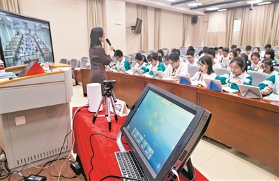 陈玲老师为本班和身处分校的同学上数学公开课。(资料图片) 陈玲老师为本班和身处分校的同学上数学公开课。(资料图片)