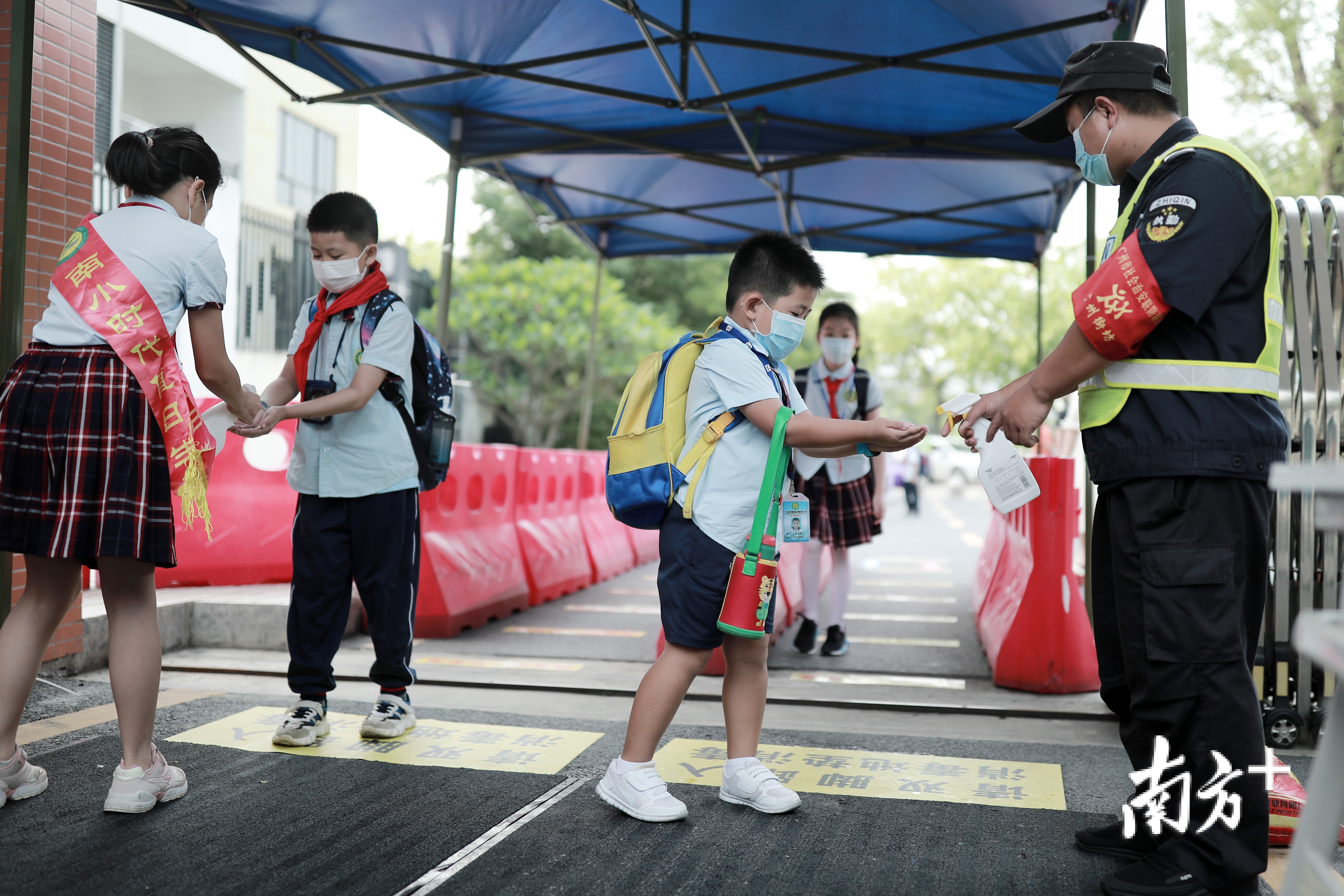 学生自觉接受手部消毒