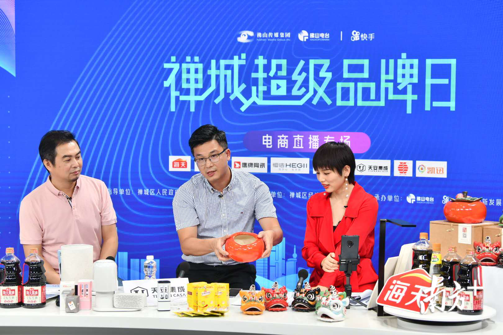 石湾新美术陶瓷厂总经理严俊。