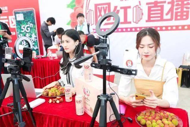 思路出路丨3天接百余单！村书记直播带货 “八大碗”乡土味火出圈