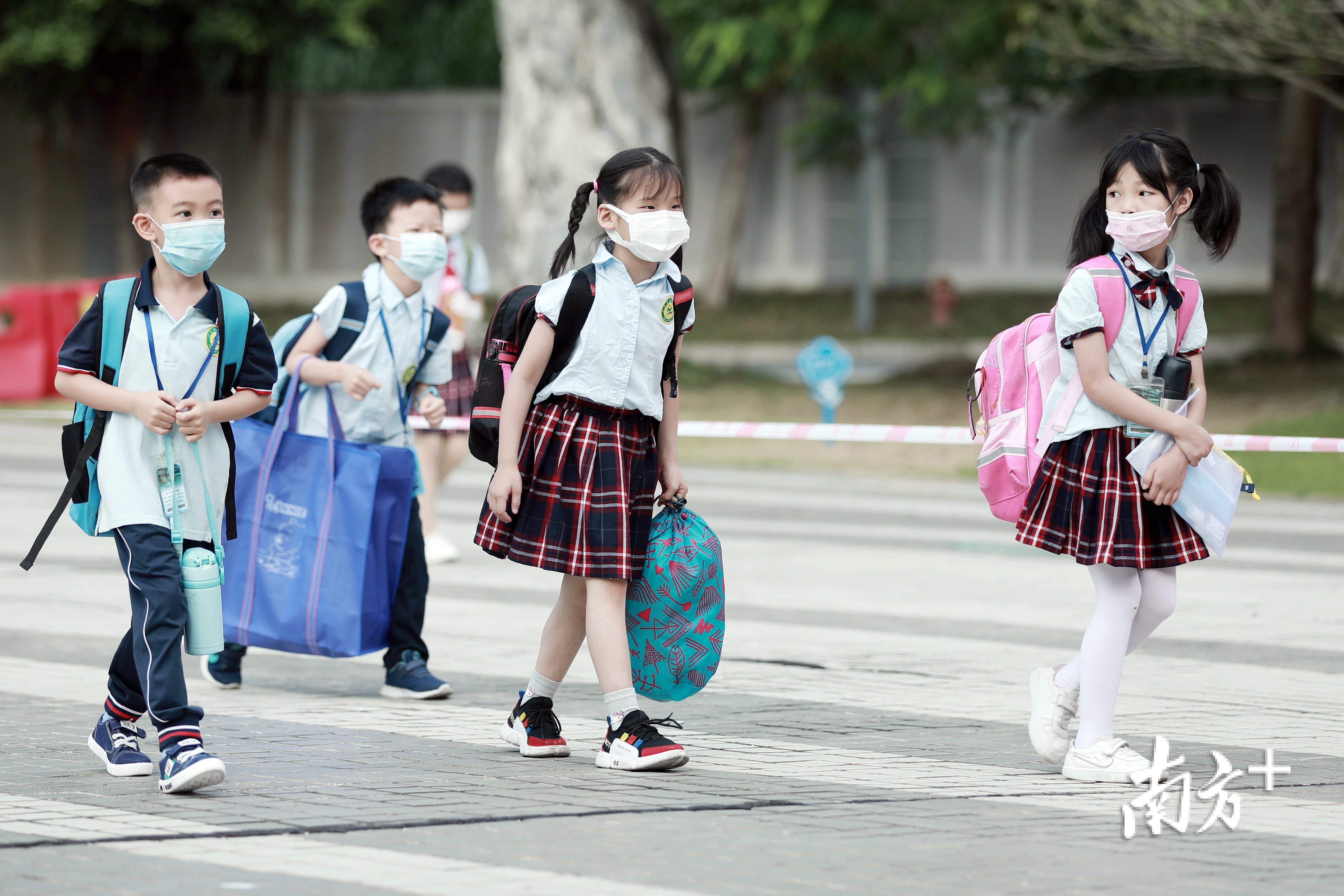 序排队,清洁双手,检查仪容仪表,有的主要是指引返校同学走各年级通道