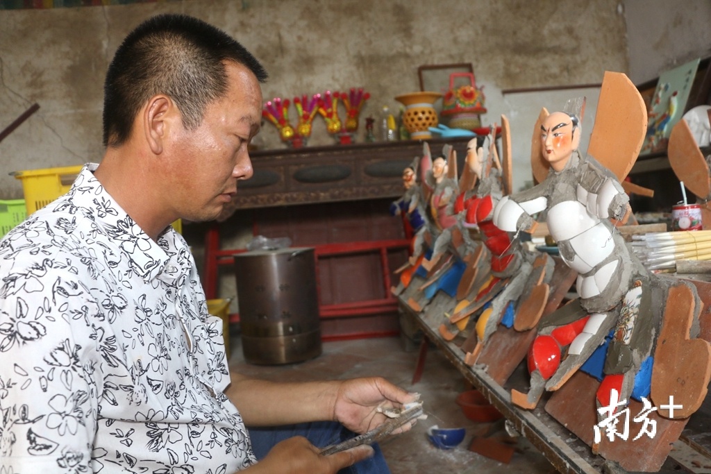 曾是贫困户的许锡群通过学习“大寮嵌瓷”技艺实现就业脱贫。张伟炜摄
