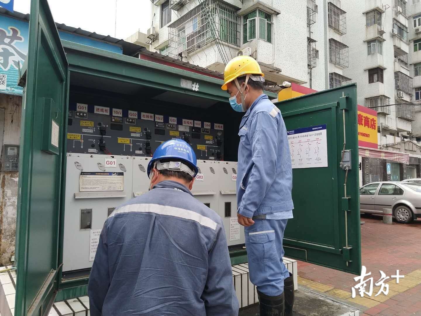 南方电网广东珠海香洲供电局党团小分队对水浸路段周边设备进行巡视检查。