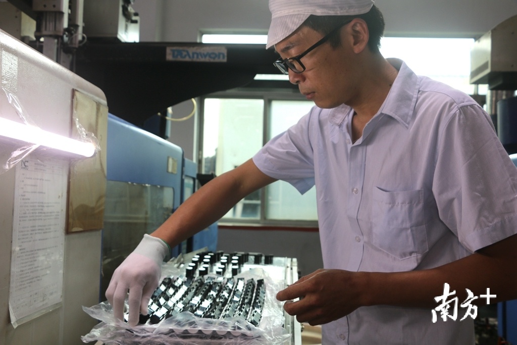 进入扶贫车间后，许斯健通过业务培训顺利上岗，成为车间一名注塑工人。张伟炜摄