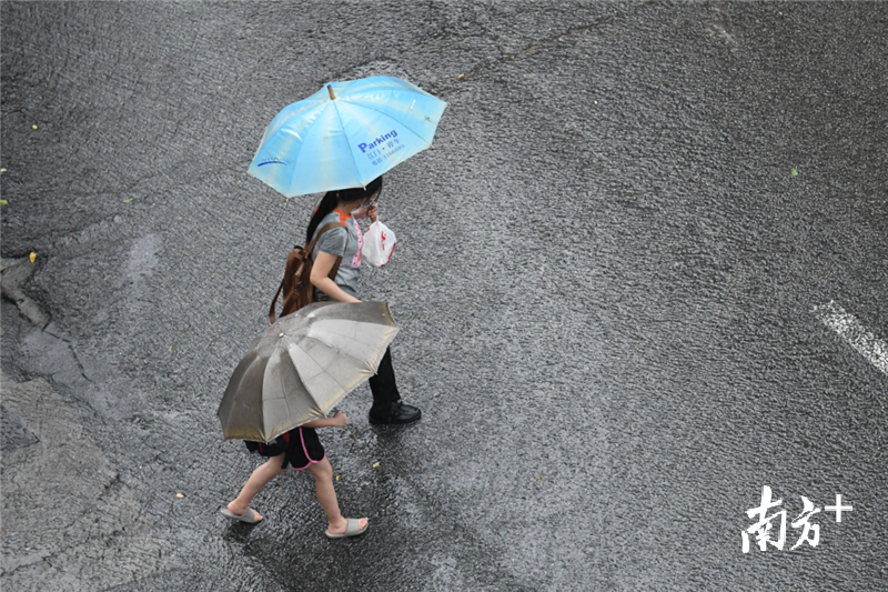 雨中放学回家的母子