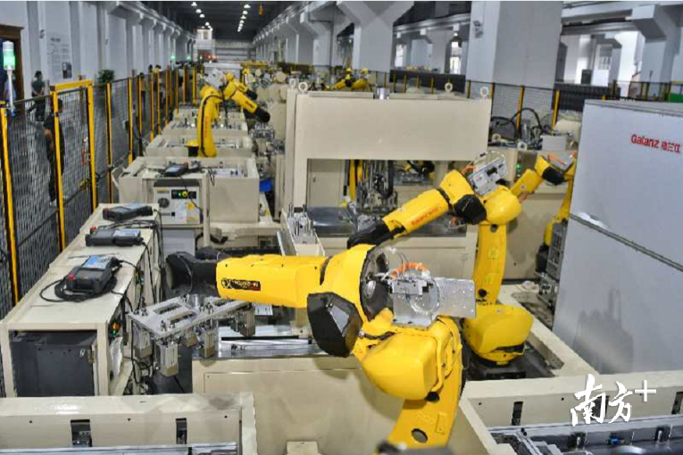 格兰仕工业4.0智能家具制造示范基地，多台机器人协同操作生产。南方日报记者 戴嘉信 摄