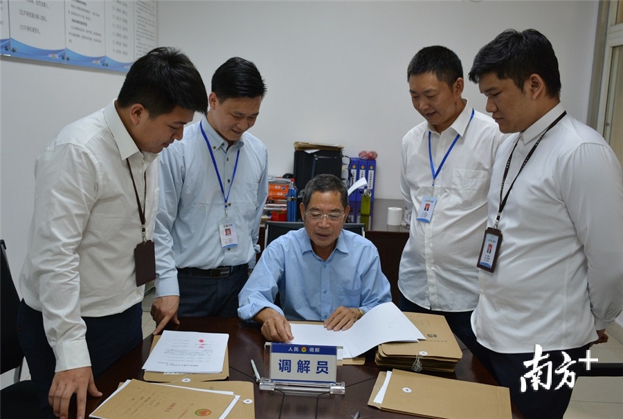 任庆祥(中)为调解员讲解案例。通讯员供图 任庆祥(中)为调解员讲解案例。通讯员供图