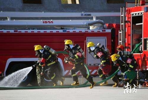 古镇消防队员在训练中。