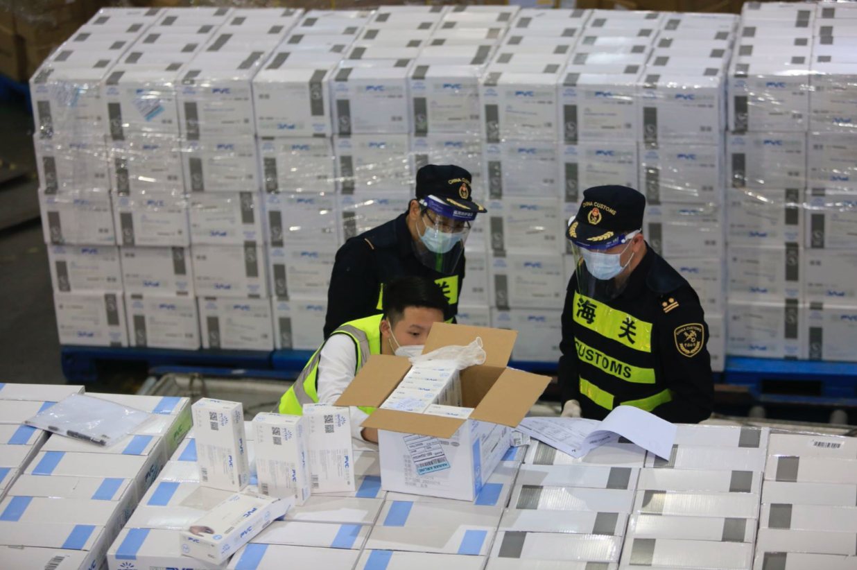 深圳海关监管下的防疫物资出口正在准备装货。南方日报记者 鲁力 摄