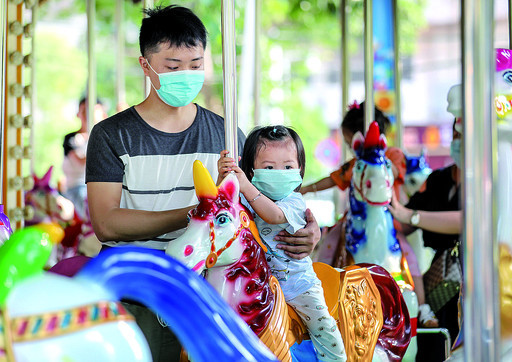 游乐场恢复开放后，市民带孩子游玩。 西江日报记者 曹笑 摄