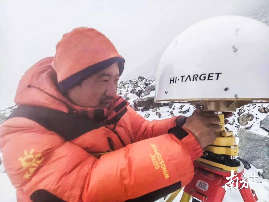 5月26日，珠峰冲顶前夕，东绒交会点，测量队员在风雪中调试VNet8设备