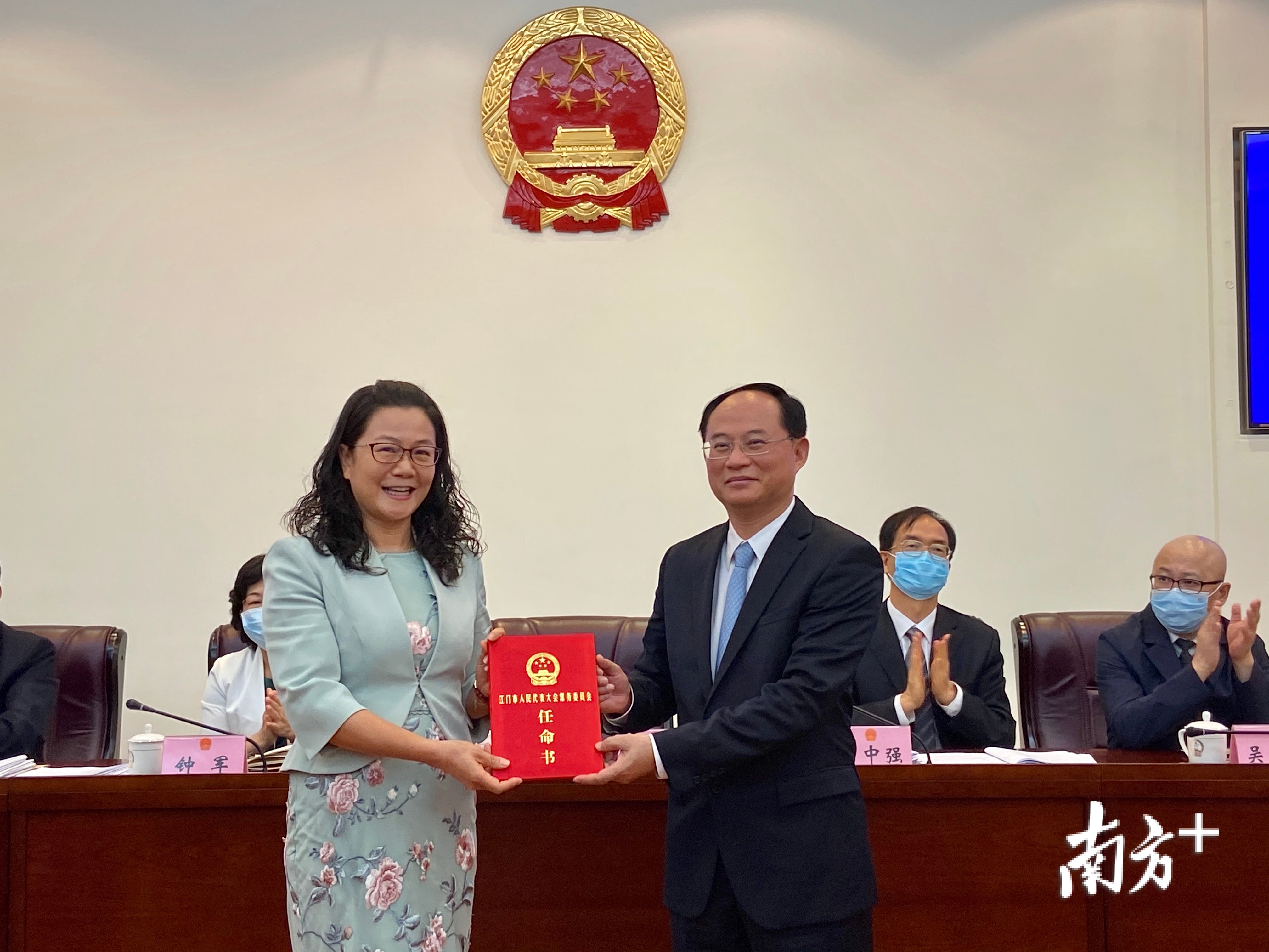 汤惠红（左）为江门市金融工作局局长。