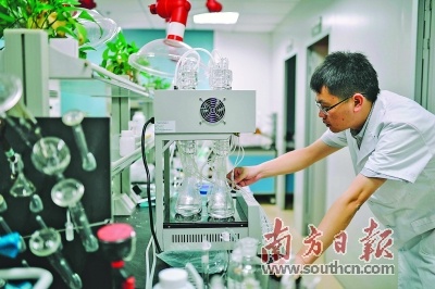 中山大学惠州研究院的科研人员在做实验。南方日报记者 王昌辉 摄