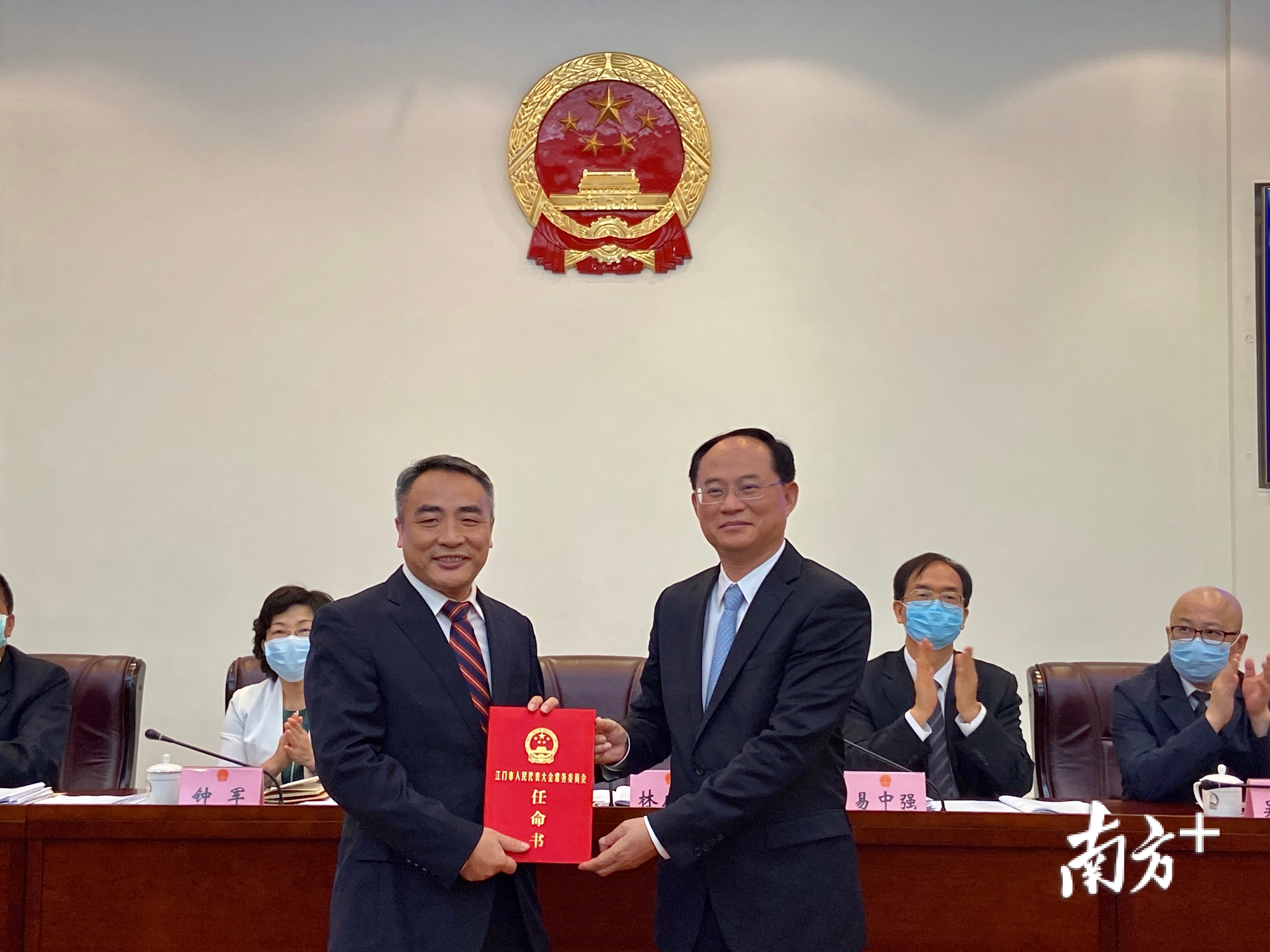 邝积康（左）为江门市文化广电旅游体育局局长。