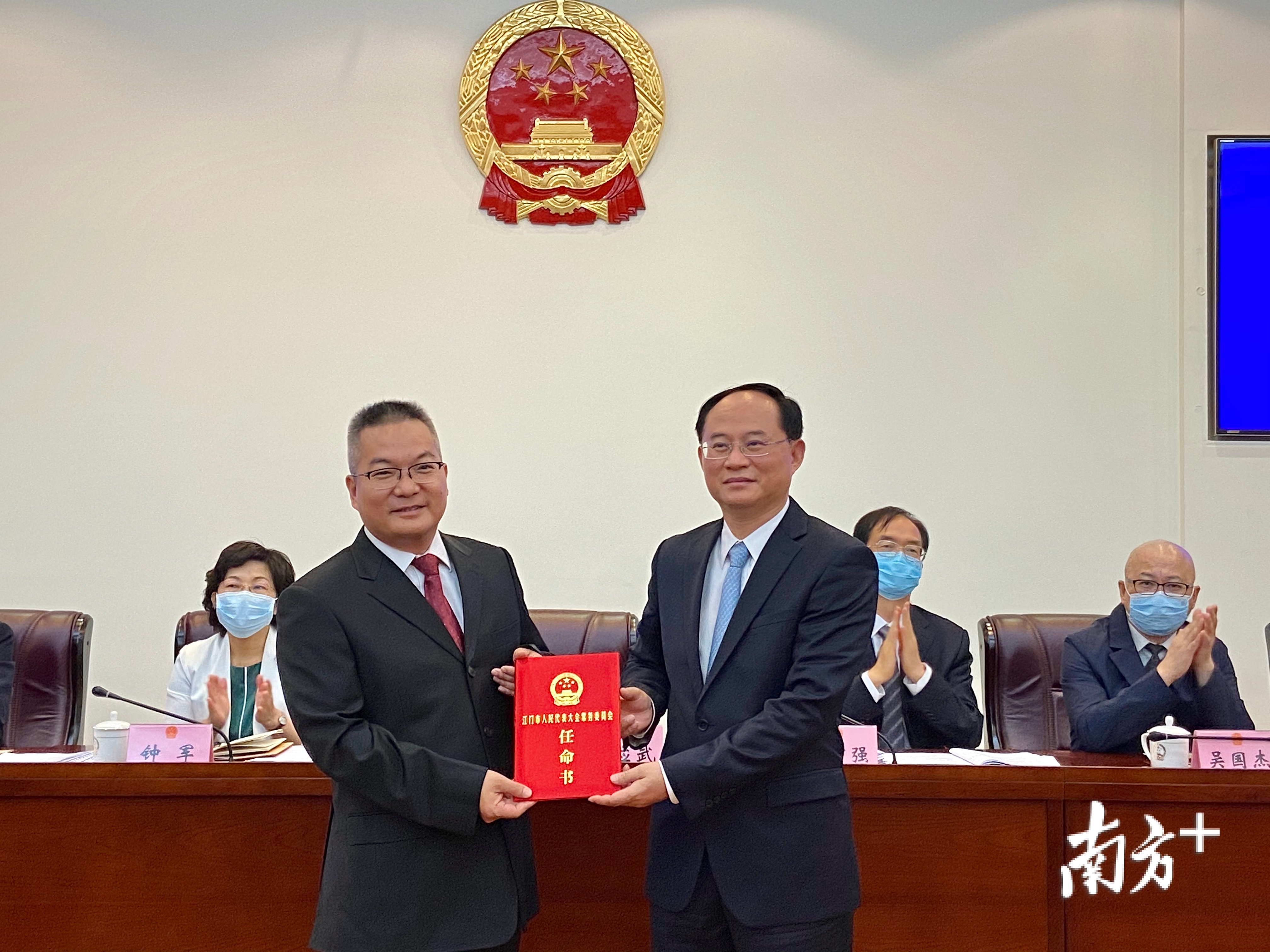 林锡波（左）为江门市人民政府国有资产监督管理委员会主任。