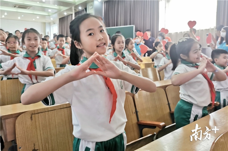 培英小学学生表演《听我说谢谢你》手语操，致敬医护人员。