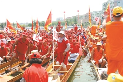 2013年端午,泥洲村的龙舟参与沙田镇举办的龙舟文化节。 2013年端午,泥洲村的龙舟参与沙田镇举办的龙舟文化节。