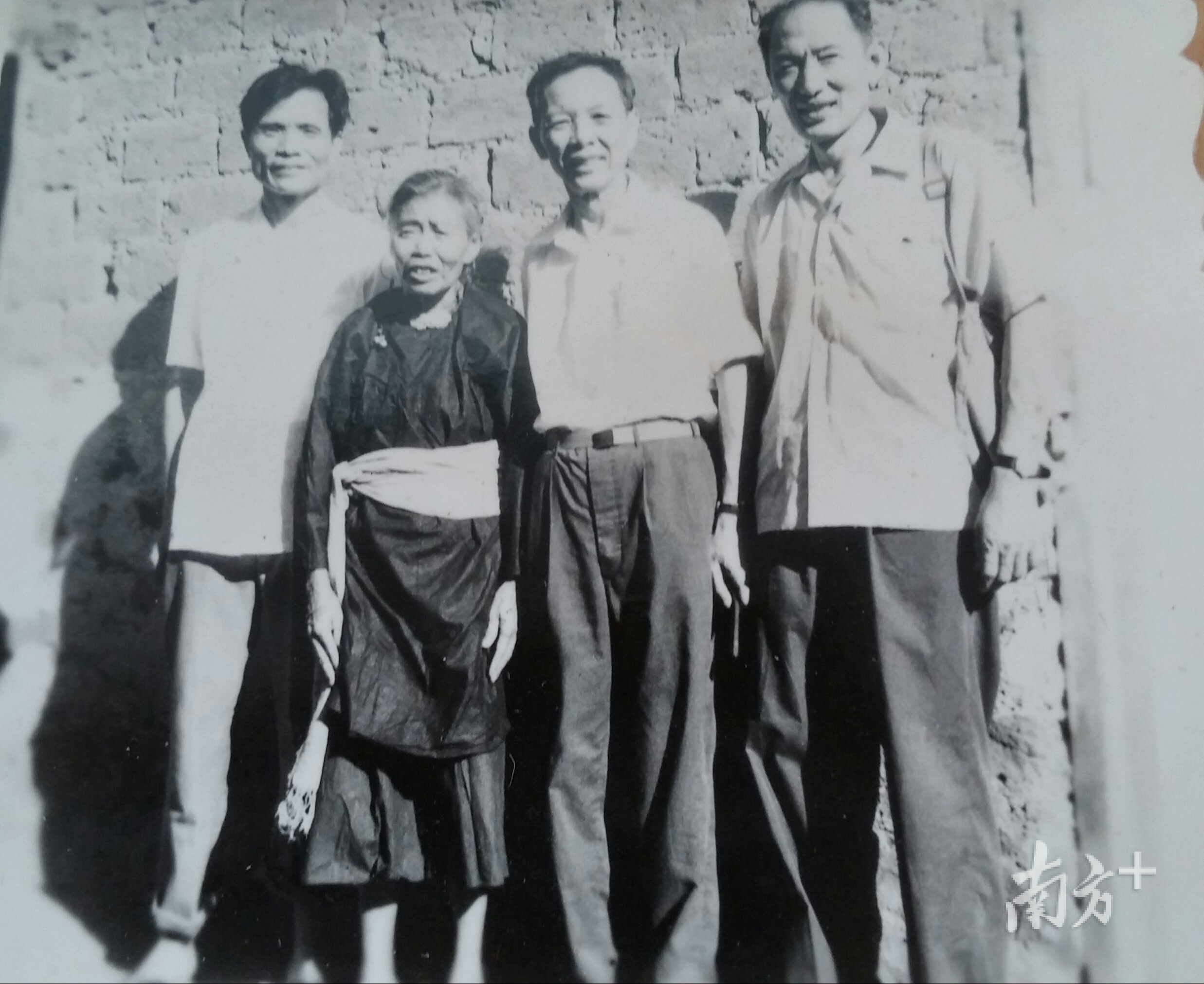 80年代初张寿祺（右二）到贵州省少数民族地区调查。