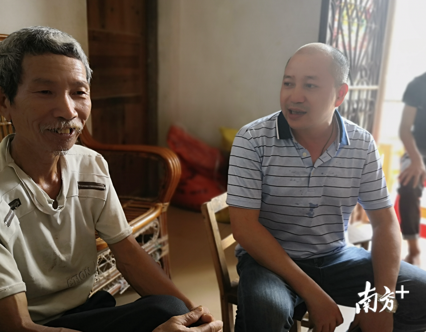 禅城区驻黄竹垌村第一书记刘君到贫困户家座谈。罗湛贤 摄