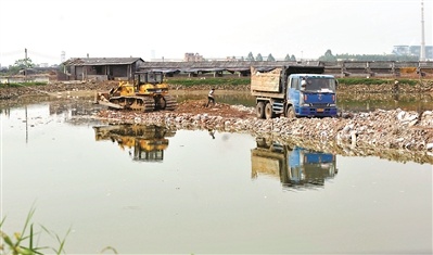 2014年4月,推土机在填塘修路,如今已有多条大路贯穿岛上。 2014年4月,推土机在填塘修路,如今已有多条大路贯穿岛上。