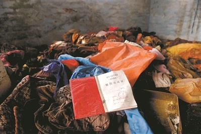 2017年3月,岛上的拆迁废墟里,遗落着一本年代已久的捕捞许可证。 2017年3月,岛上的拆迁废墟里,遗落着一本年代已久的捕捞许可证。