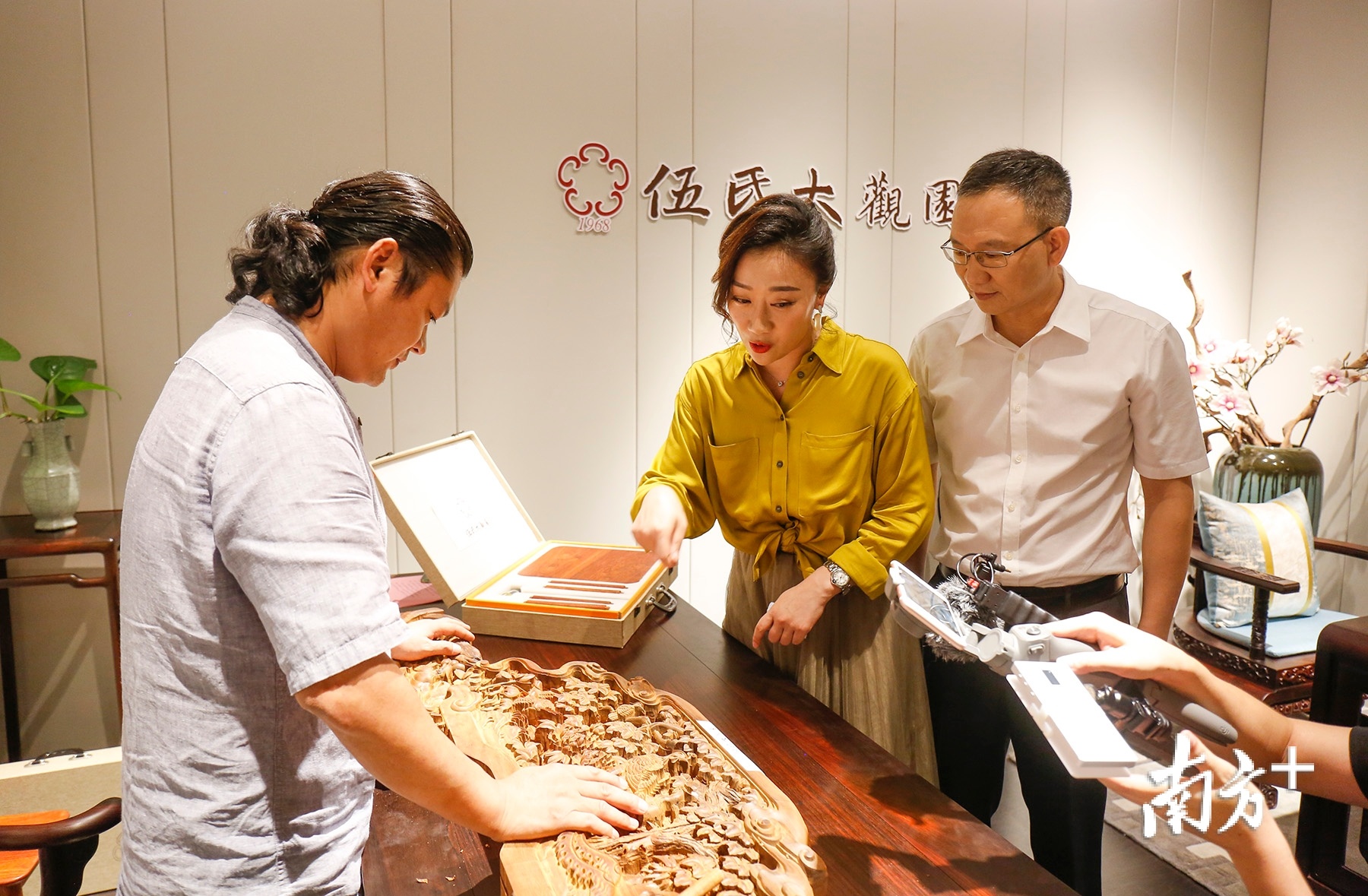 大涌镇党委书记郭丛枢（右一）出镜向网友介绍红木产品。