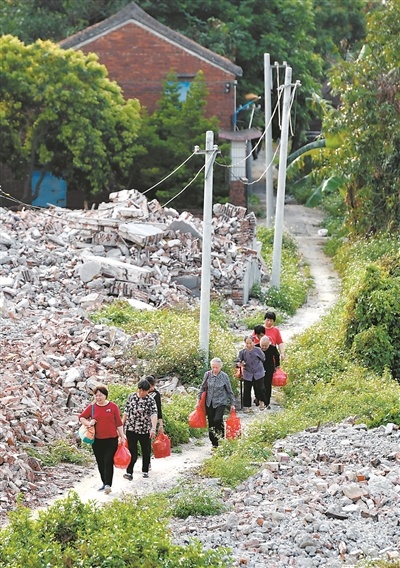 2018年4月,清明时节,有老人回到岛上扫墓。 2018年4月,清明时节,有老人回到岛上扫墓。