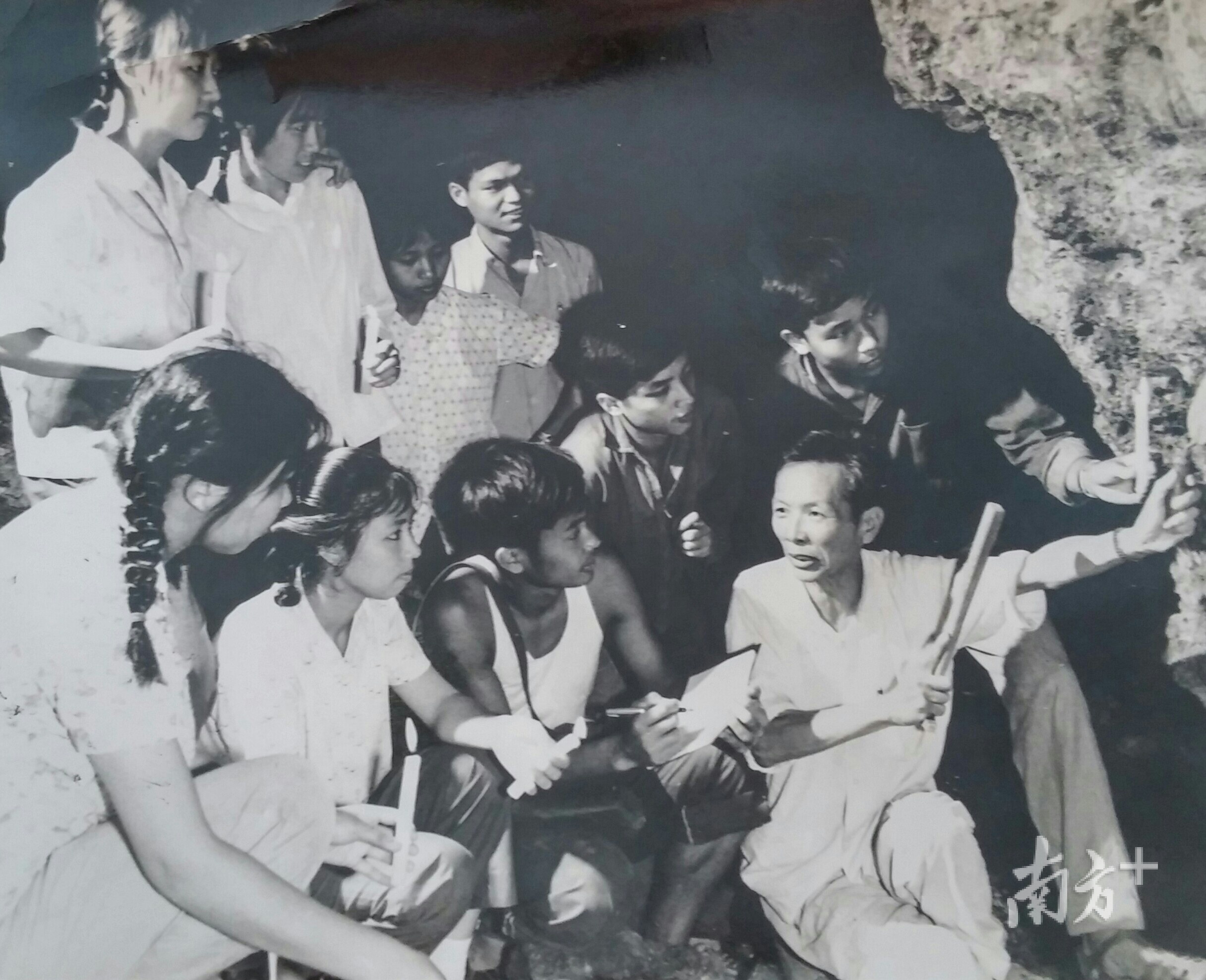 1979年张寿祺先生带学生到野外考古实习。