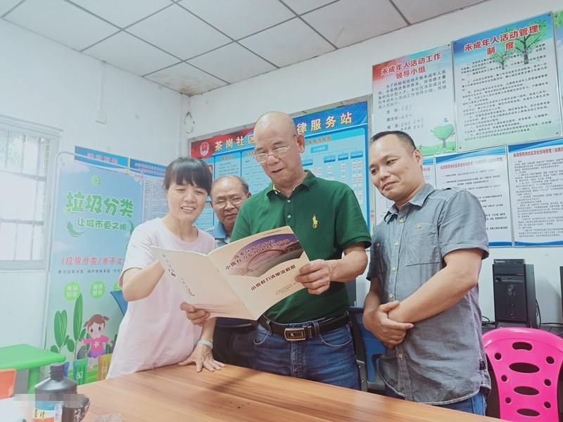 金渡镇茶岗社区干部对照“小微权力清单”要求,研究重新修建文化广场事宜。 金渡镇茶岗社区干部对照“小微权力清单”要求,研究重新修建文化广场事宜。