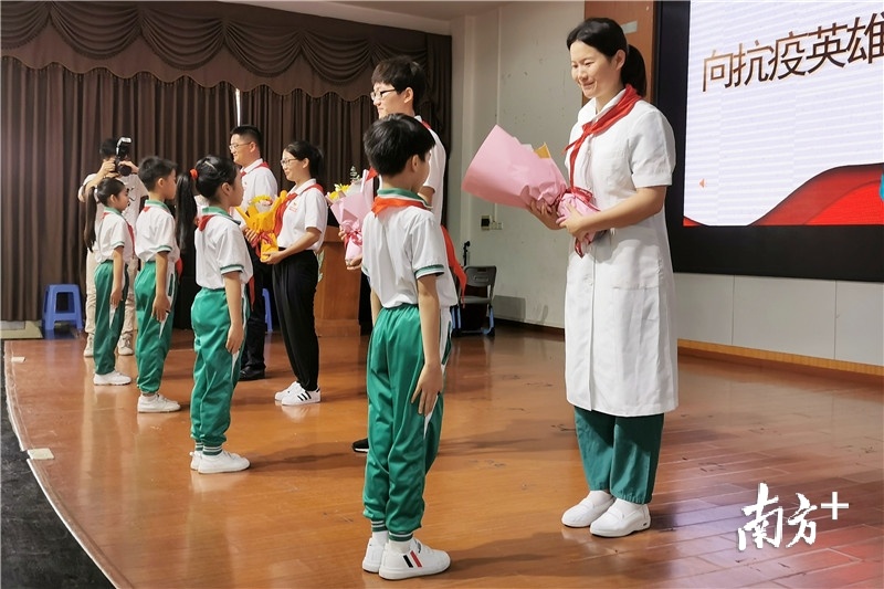 培英小学学生为江门市中心医院抗疫医疗队员代表献上鲜花。