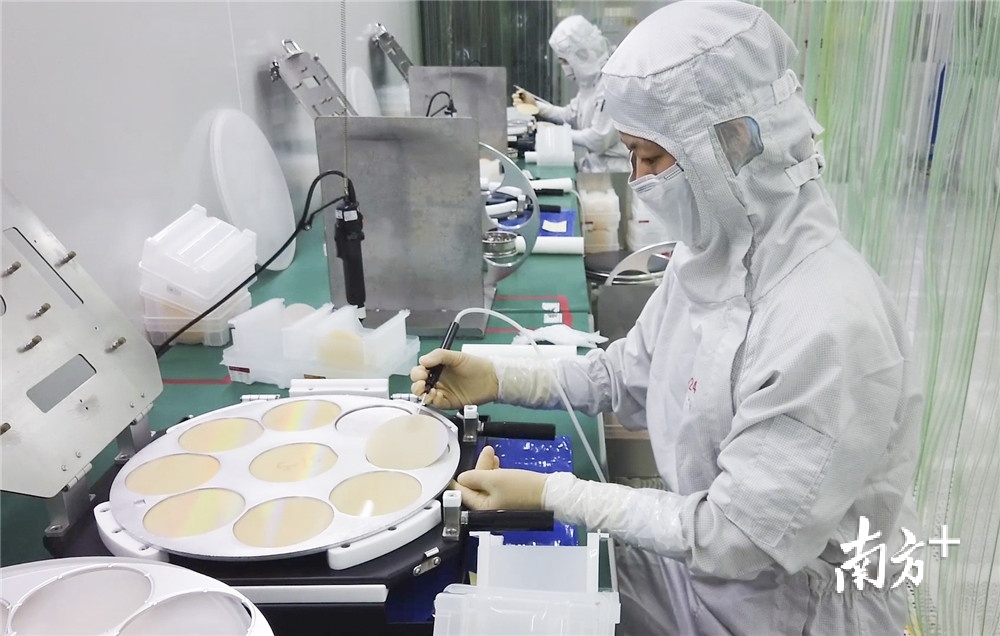 中图半导体公司持续开展新产品研发，一跃成为全球规模最大的图形化蓝宝石衬底材料供应商。