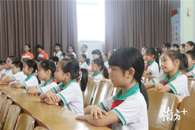 培英小学学生在台下认真听讲。
