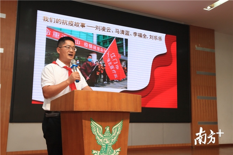 江门市中心医院呼吸内科主任医师刘凌云为在场师生分享抗疫经历和心得。培英小学供图