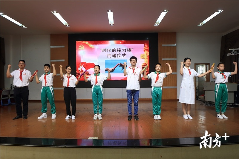 培英小学学生代表从医护人员手中接过接力棒。培英小学供图