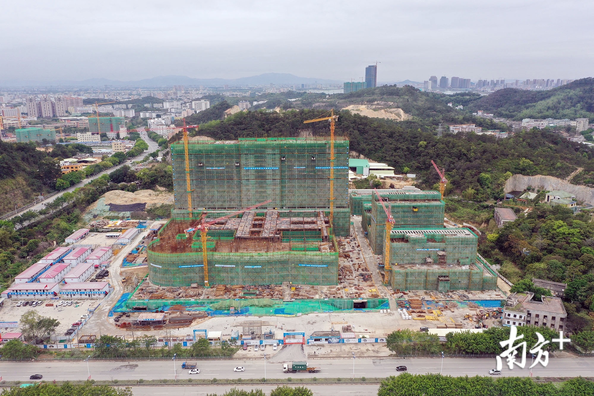 韩江东岸初具雏形,仍是未来之城。图为在建的潮州市中心医院易地建设项目。王邦平 邱歆森 摄 韩江东岸初具雏形,仍是未来之城。图为在建的潮州市中心医院易地建设项目。王邦平 邱歆森 摄
