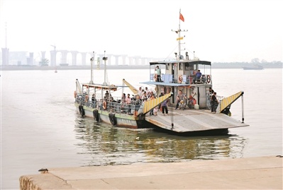 2010年3月,村民乘坐渡轮进出立沙岛。 渡轮于2019年元旦停止摆渡。 2010年3月,村民乘坐渡轮进出立沙岛。 渡轮于2019年元旦停止摆渡。