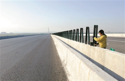 2012年1月,工人在广深沿江高速立沙岛段作业。该高速路立沙岛段于1月18日开通。 2012年1月,工人在广深沿江高速立沙岛段作业。该高速路立沙岛段于1月18日开通。