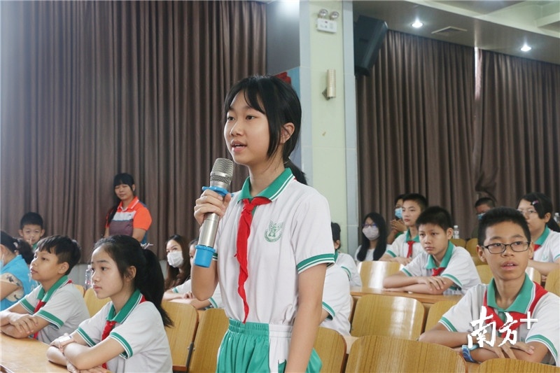 “叔叔阿姨，驰援湖北期间，你们是怎样和家人联系的？”听完医护人员的分享后，台下学生积极举手提问。