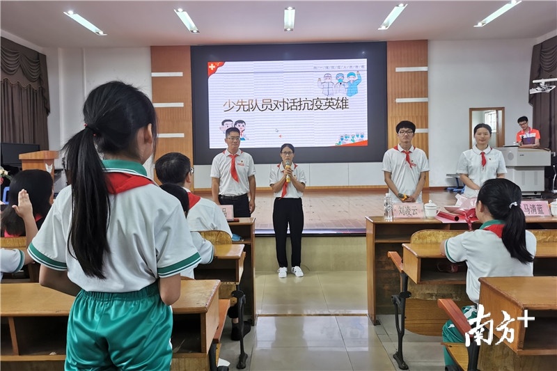 江门市中心医院抗疫医疗队员代表与同学交流，并现场作答。