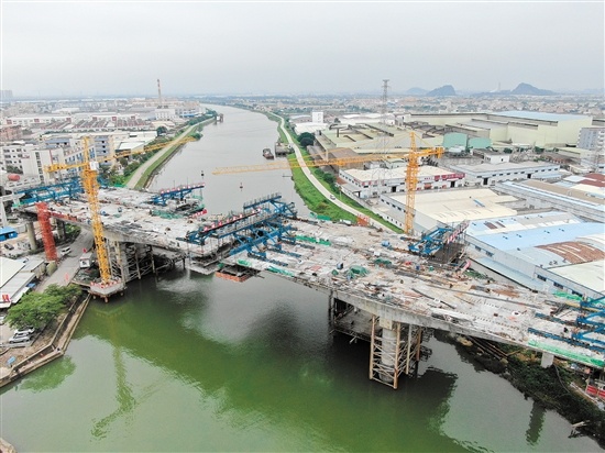 建设中的广中江高速大魁河大桥。