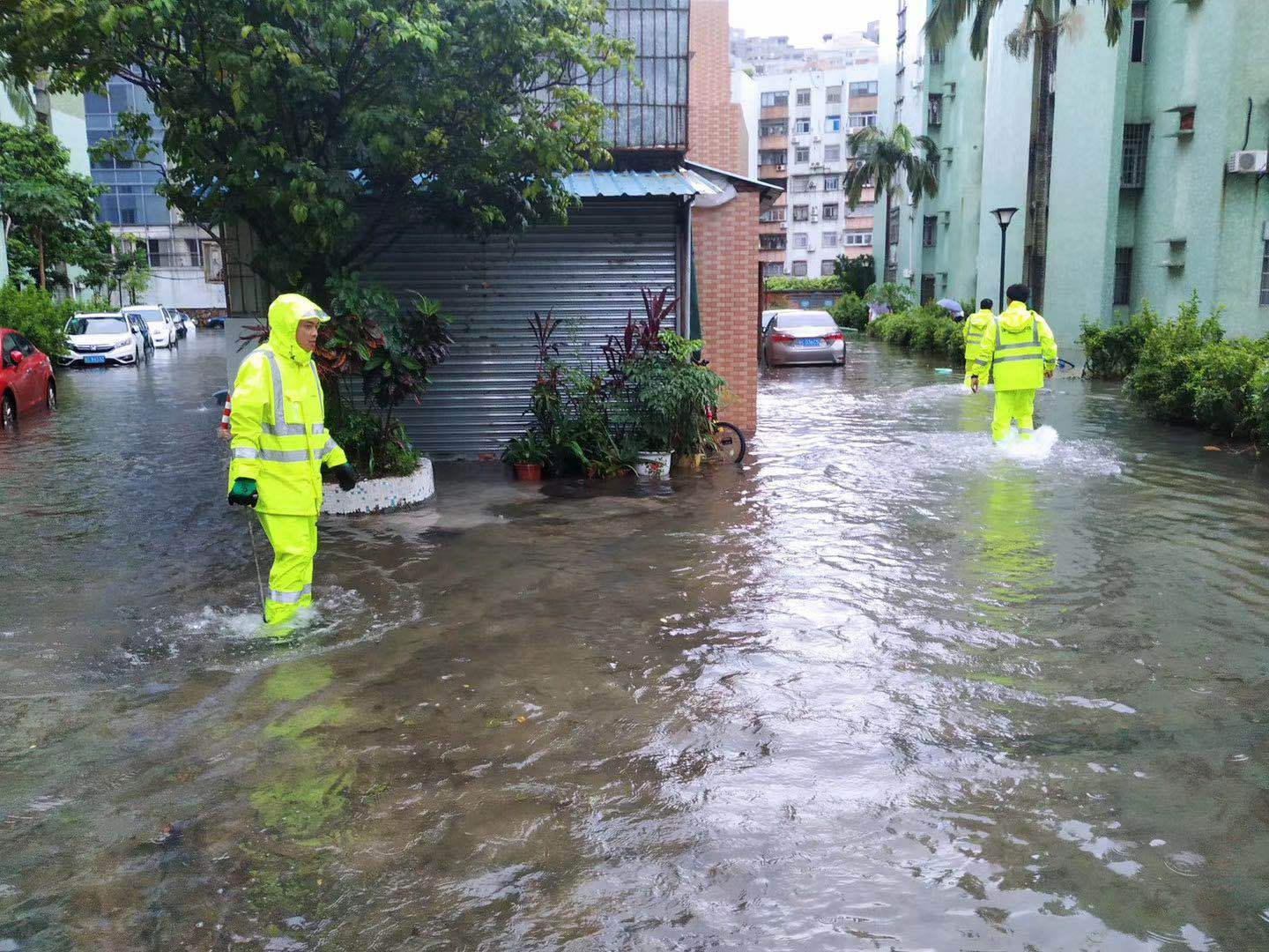 珠海暴雨来袭住户被困 消防暖心救援警情14宗_广东频道_凤凰网