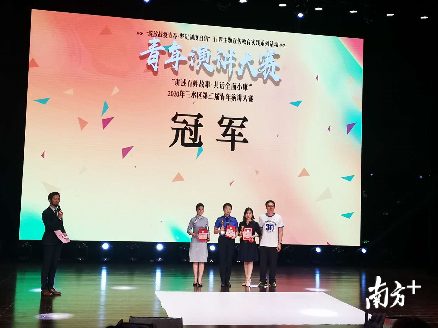 经过激烈的角逐，周芷华、陈安琪、郑燕妮分别获得本次大赛的冠、亚、季军。