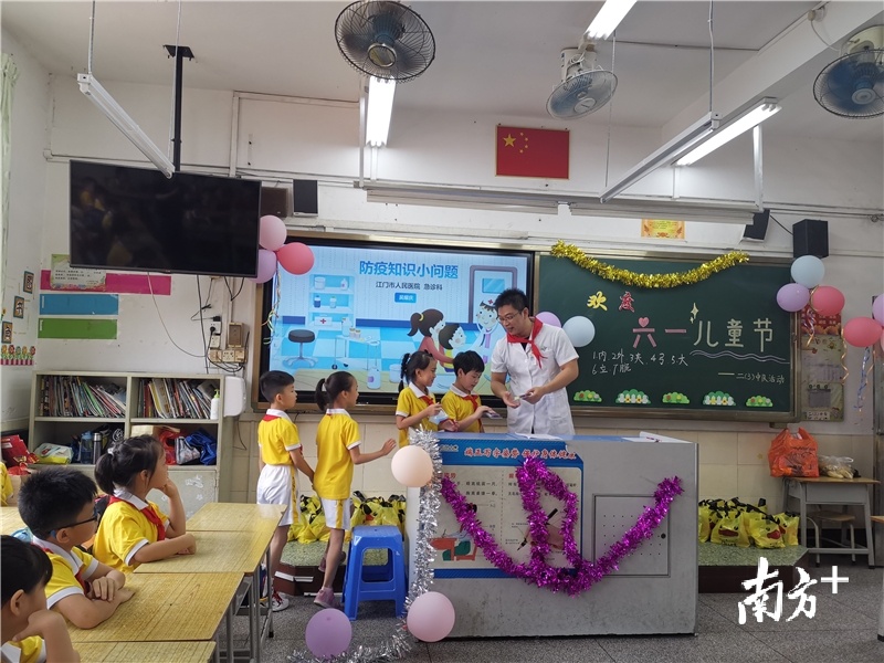 吴耀庆为学生讲解疫情防控知识。农林小学供图
