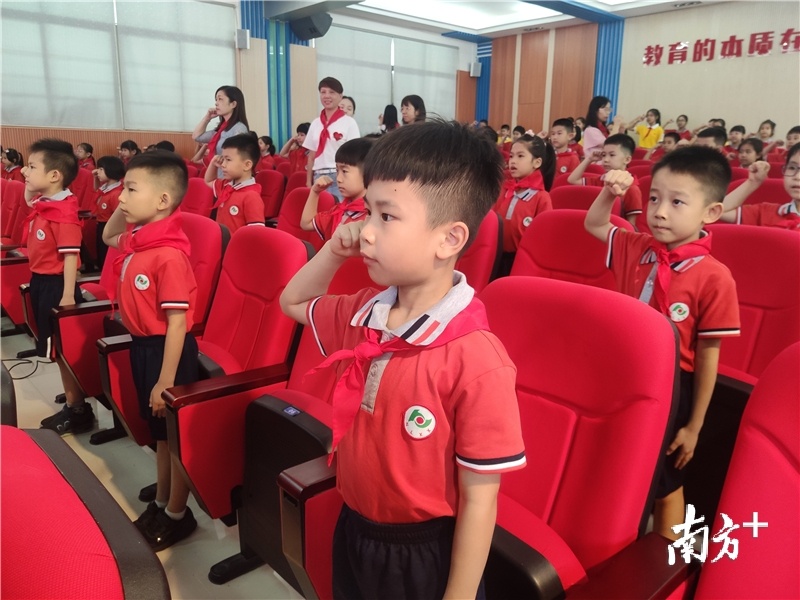 农林小学一年级95名孩子成为了中国少年先锋队的一员。周柳妤 摄
