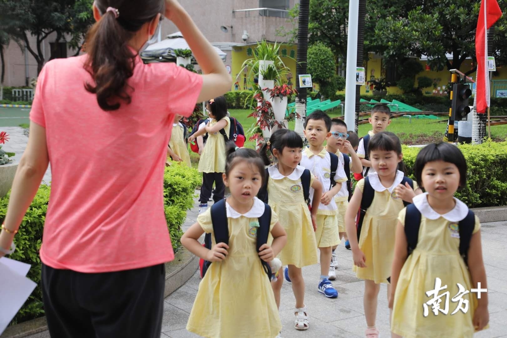 老师们带学生进入课室