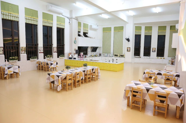 宽敞明亮的嘻哈厨房