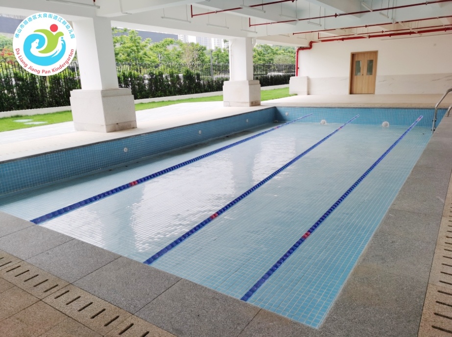 该幼儿园还在户外设有游泳池等项目，满足幼儿全面发展需求。