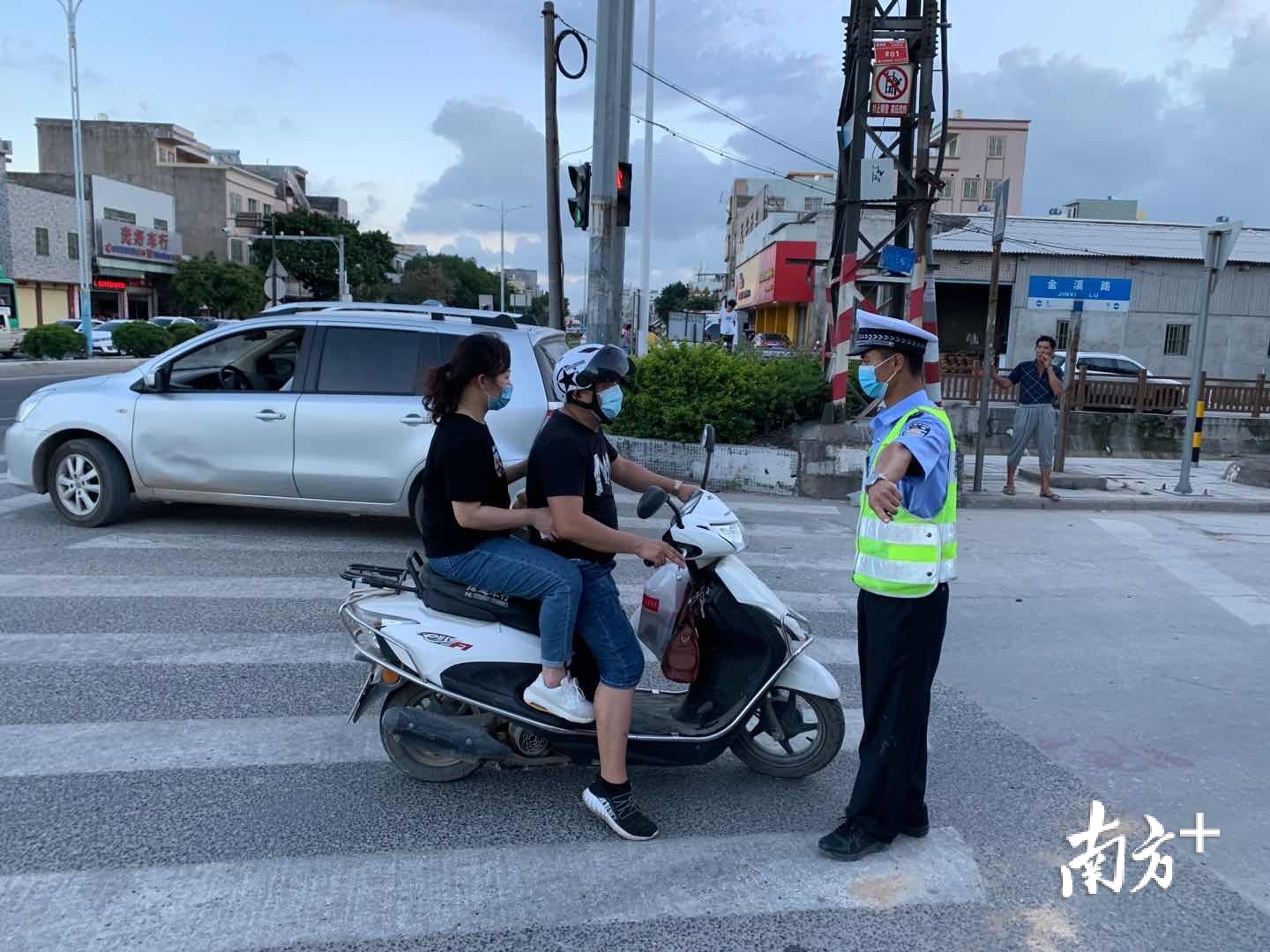 澄海区着眼细处整治交通秩序,治理不戴头盔驾驶摩托车等陋习便是其中之一。受访者供图 澄海区着眼细处整治交通秩序,治理不戴头盔驾驶摩托车等陋习便是其中之一。受访者供图