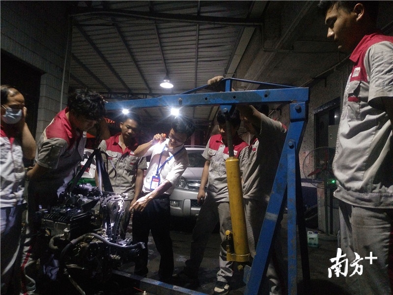 何耀辉在车间进行技术培训指导