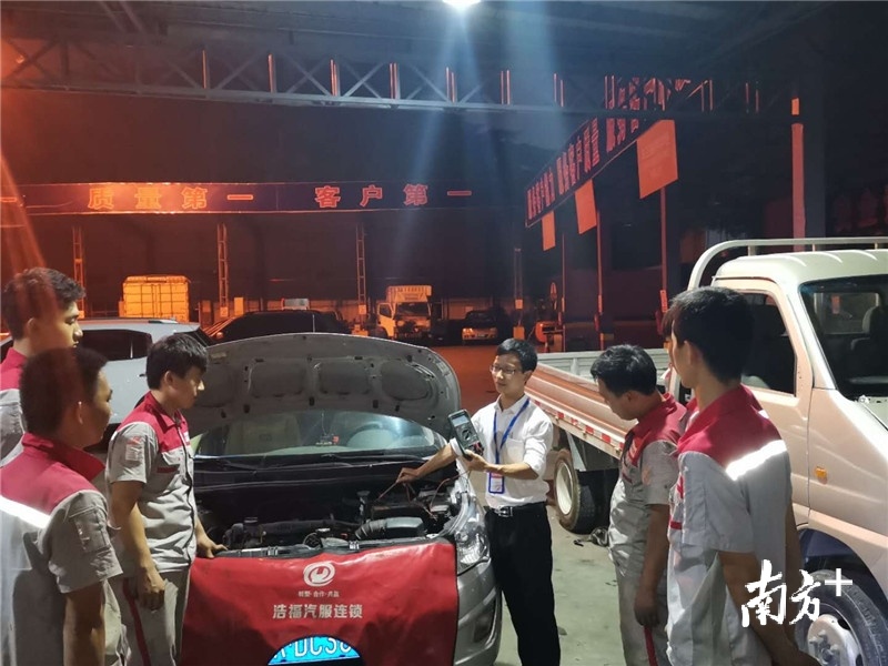 何耀辉在车间为学徒们讲解汽车电路